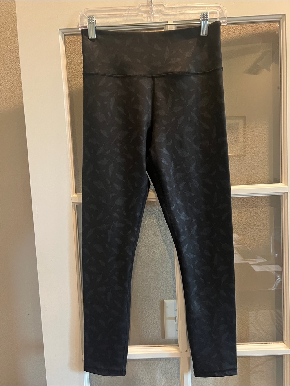 ZYIA Black Subtle Leaf-Print High-Waist Leggings Size 6